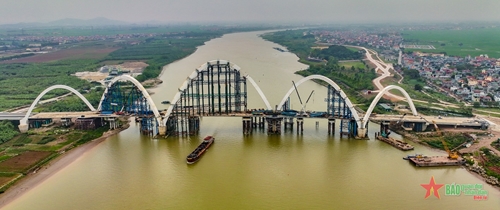 Cận cảnh cây cầu vòm thép cao nhất Việt Nam bắc qua sông Đuống